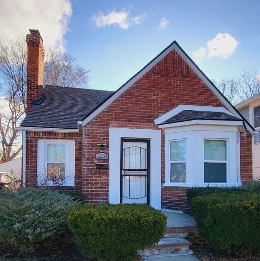 Foto principal - Renovated 3-Bedroom Home – Section 8 Welcome!