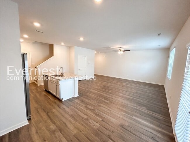 Building Photo - 209 Maple Spring Trl