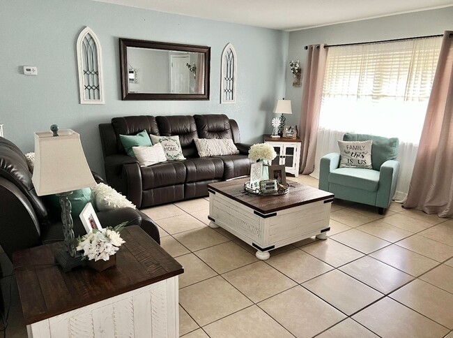 Foto del edificio - RANCH STYLE HOME IN NON-HOA COMMUNITY