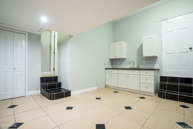 Building Photo - 1 br, 1.5 bath Duplex - 3514 Raymond Avenue 2