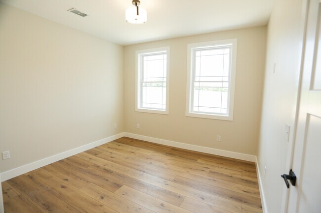 Building Photo - 120 Birch Creek Ln