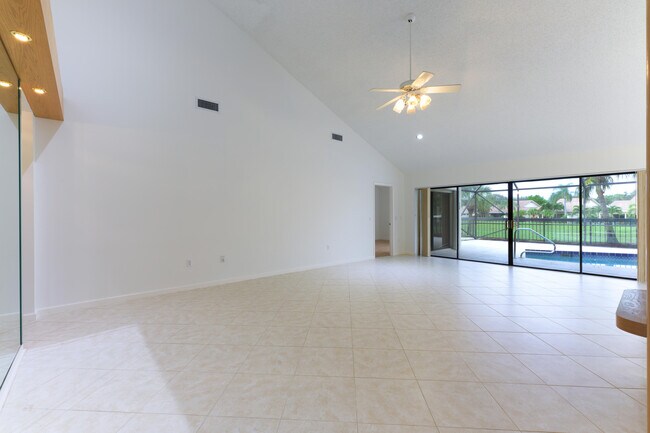 Foto del edificio - 240 E River Park Dr
