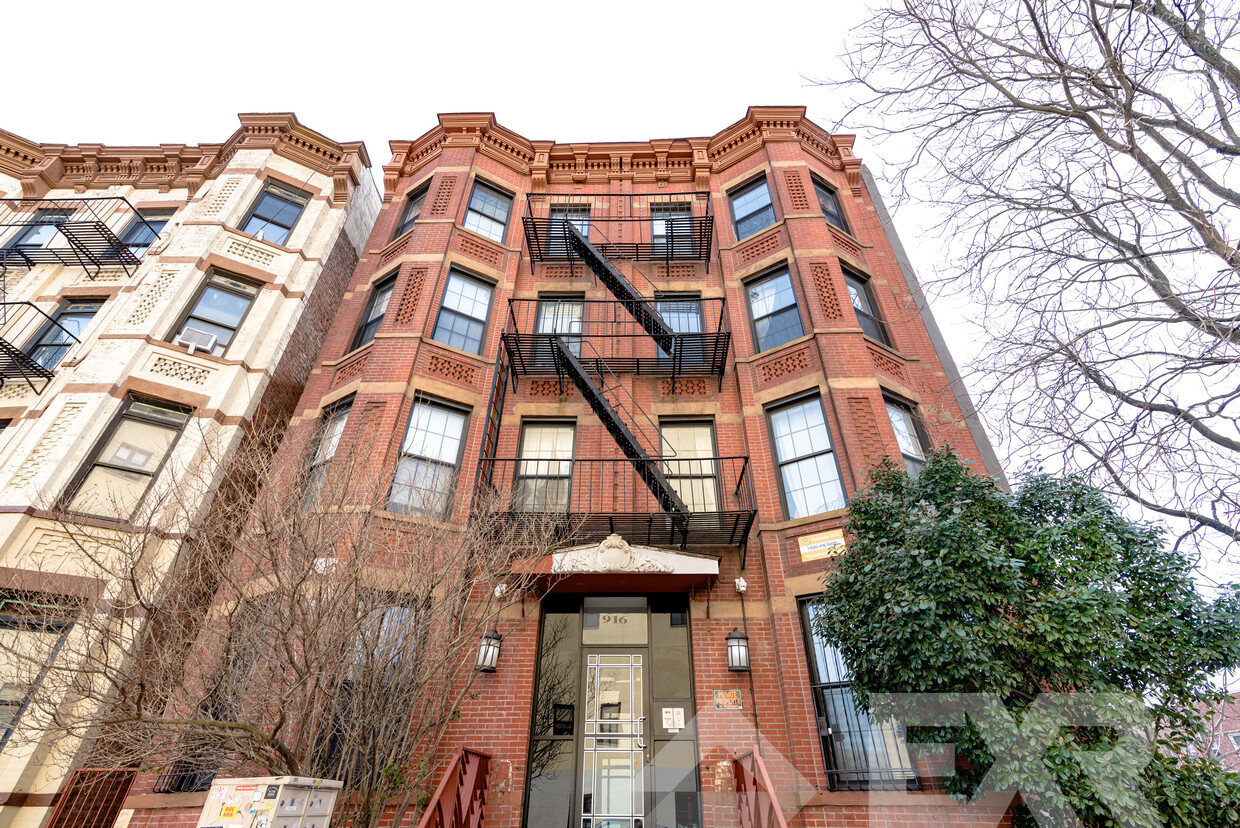 Primary Photo - 916 Madison St