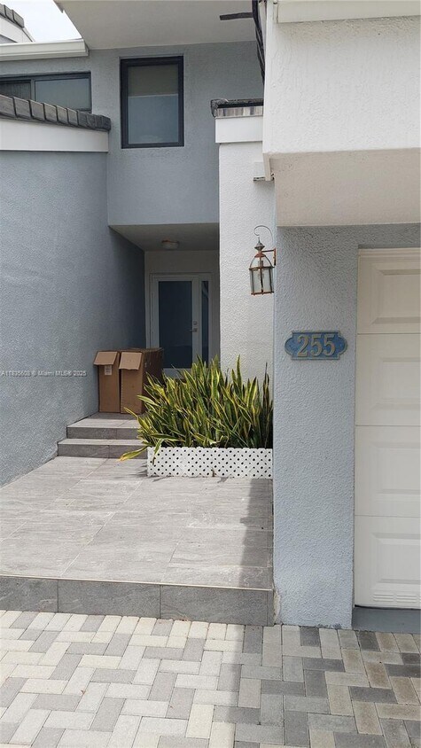 Building Photo - 255 Poinciana Island Dr