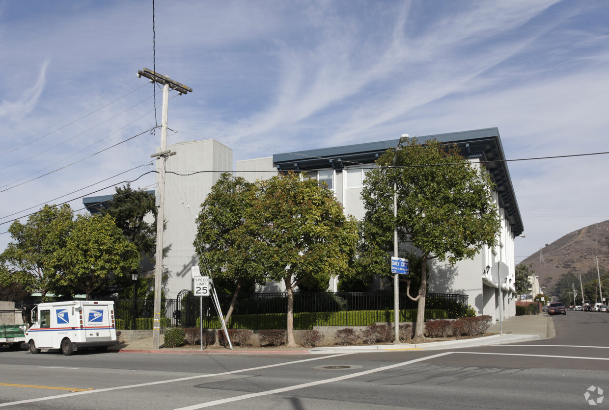 Building Photo - The Hillside