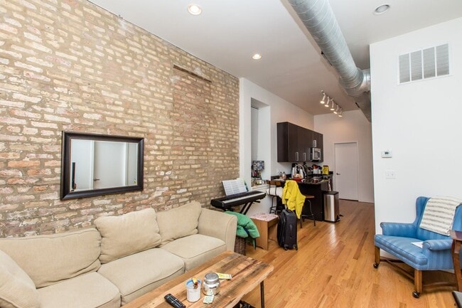 Photo - Video Tour- Sunny 2 Bed w/Laundry. Near 606 and EL. Free Internet. Amazing Deal. Apartment