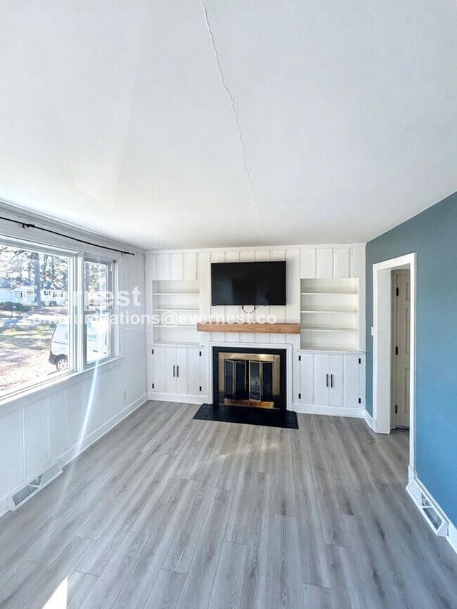 Foto del edificio - 3 Bed, 2 Bath Home with Fenced Yard / Pet-Friendly / Available Soon!