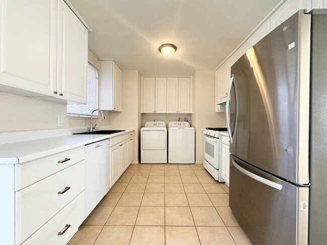 Building Photo - AVAILABLE NOW!! Charming 3 Bed/ 2 Bath In ...