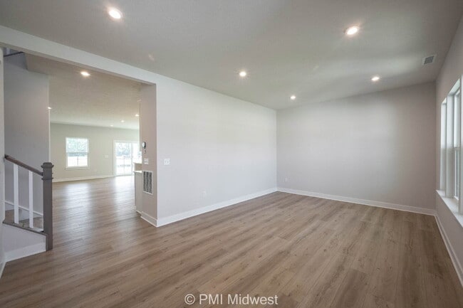 Building Photo - "Spacious 5-Bedroom Retreat with 2.5 Baths...