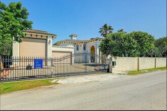 Building Photo - 135 1st St