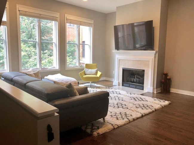 Living Area - Level 2 - 1117 W Monroe St