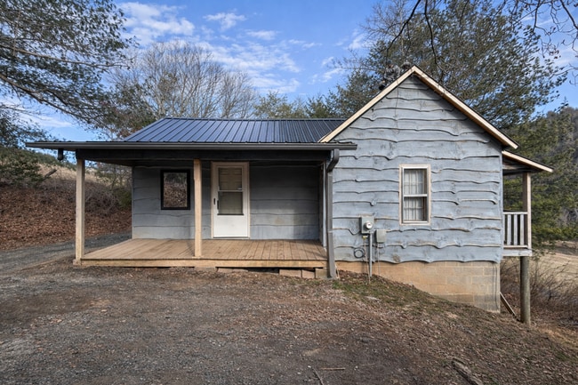 Morning Coffee, River Views, and Easy Living – 2BR Cottage in Fleetwood - Morning Coffee, River Views, and Easy Living – 2BR Cottage in Fleetwood House