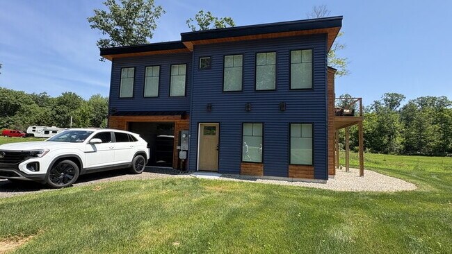 Foto del edificio - Luxury 2BR Second-Floor Duplex Unit on Picturesque Horse Farm – All Utilities Included!