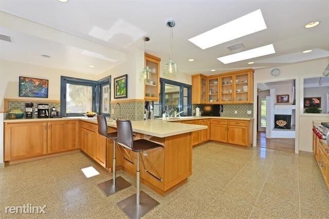 Building Photo - 450 Lirio St