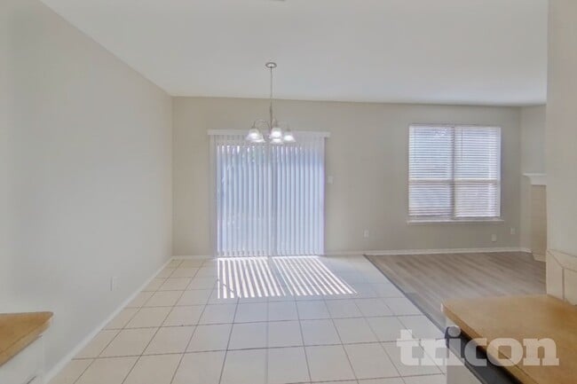 Building Photo - 3005 Glenrose Dr