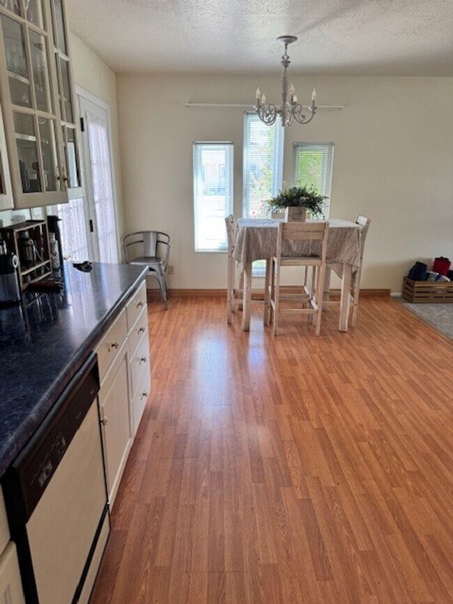 Building Photo - Cute 3 bedroom, 2 bath home!