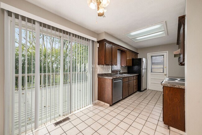 Building Photo - 3 Bedroom Bellevue Home