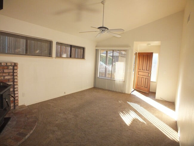 Foto del edificio - Rescue duplex 2/2 home with garage and fen...