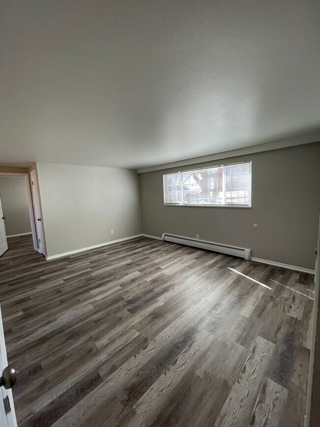 Building Photo - 1st Floor 3 Bedroom Apartment Available June!