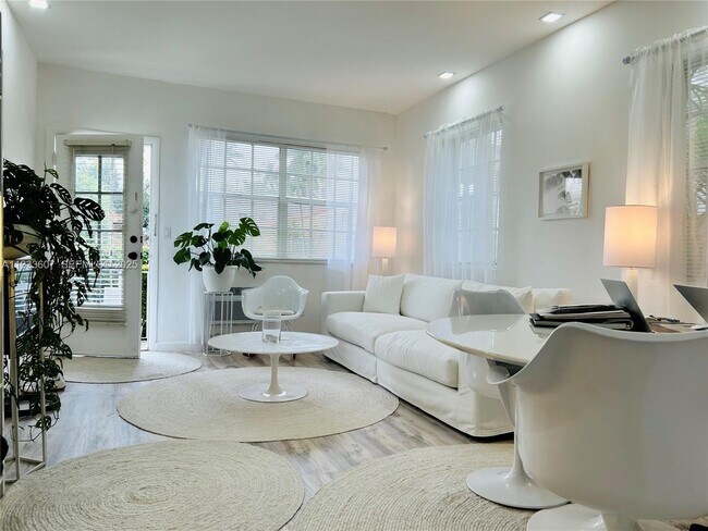 Foto del edificio - 717 Española Wy