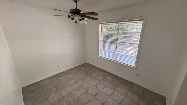 Building Photo - 621 Mink Dr