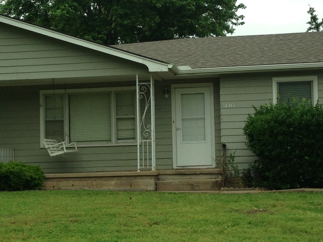 Primary Photo - Great 2BR/1BA duplex on a quiet street in ...