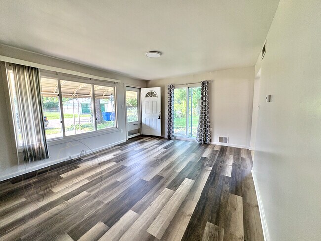 Foto del edificio - 14449 Myrand St