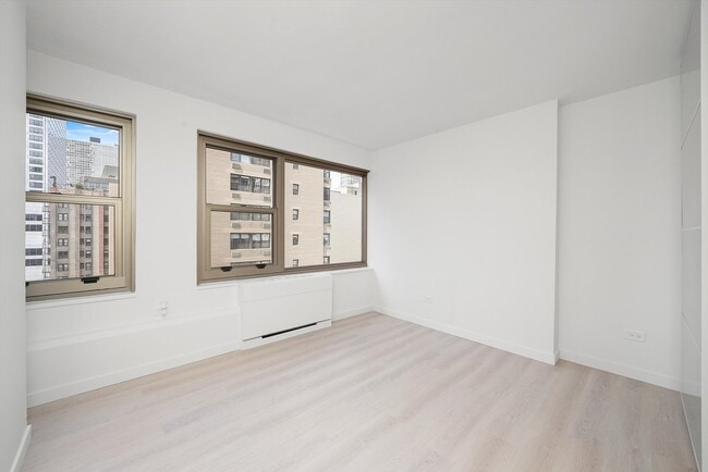 Building Photo - 247 E Chestnut St