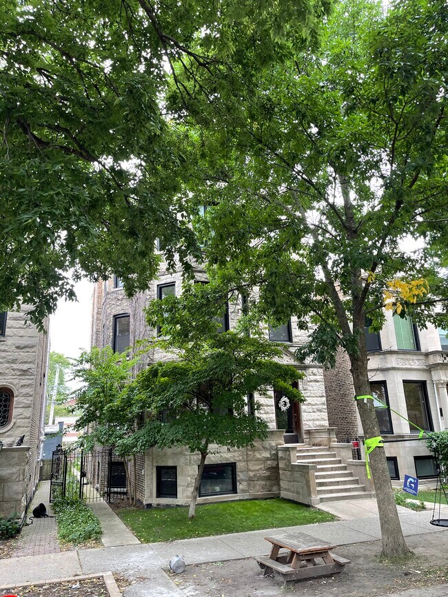 Building Photo - 2618 N Francisco Ave
