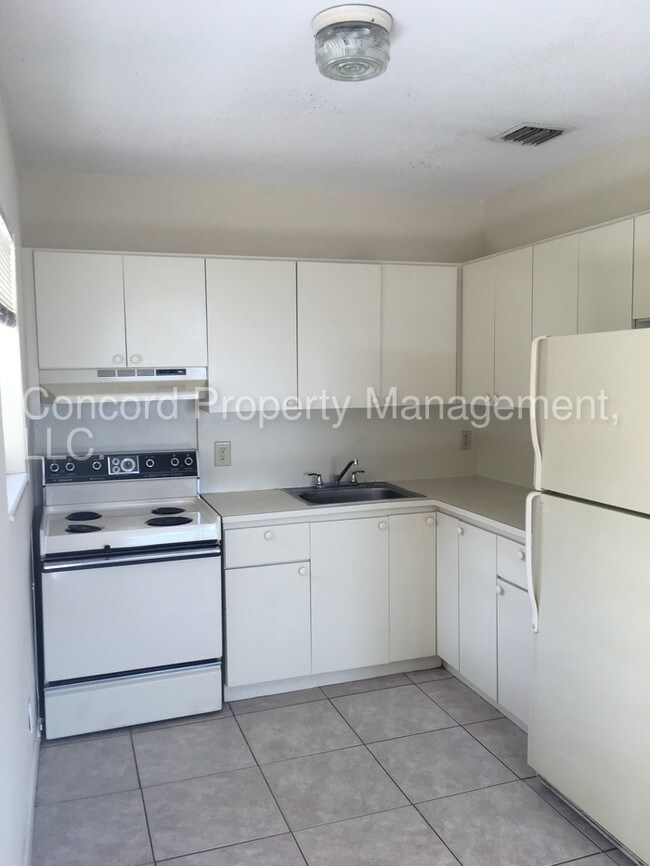 Building Photo - 835 Tequesta St