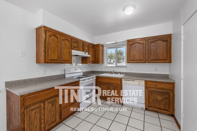 Building Photo - Beautiful Rocklin Duplex