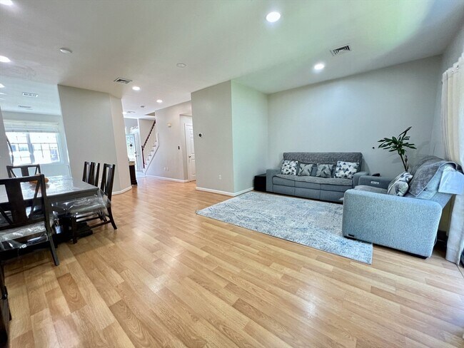 Foto del edificio - 42 Evergreen Cir