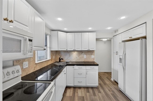 Foto del edificio - 3100 Riverside Dr