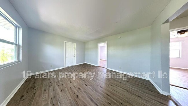 Building Photo - 1045 11th Ave NW
