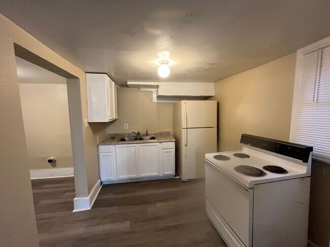 Building Photo - 2113 13th Avenue / Hemlock