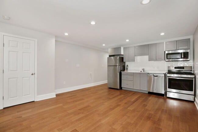 Building Photo - Professionally Managed & Recently Renovate...