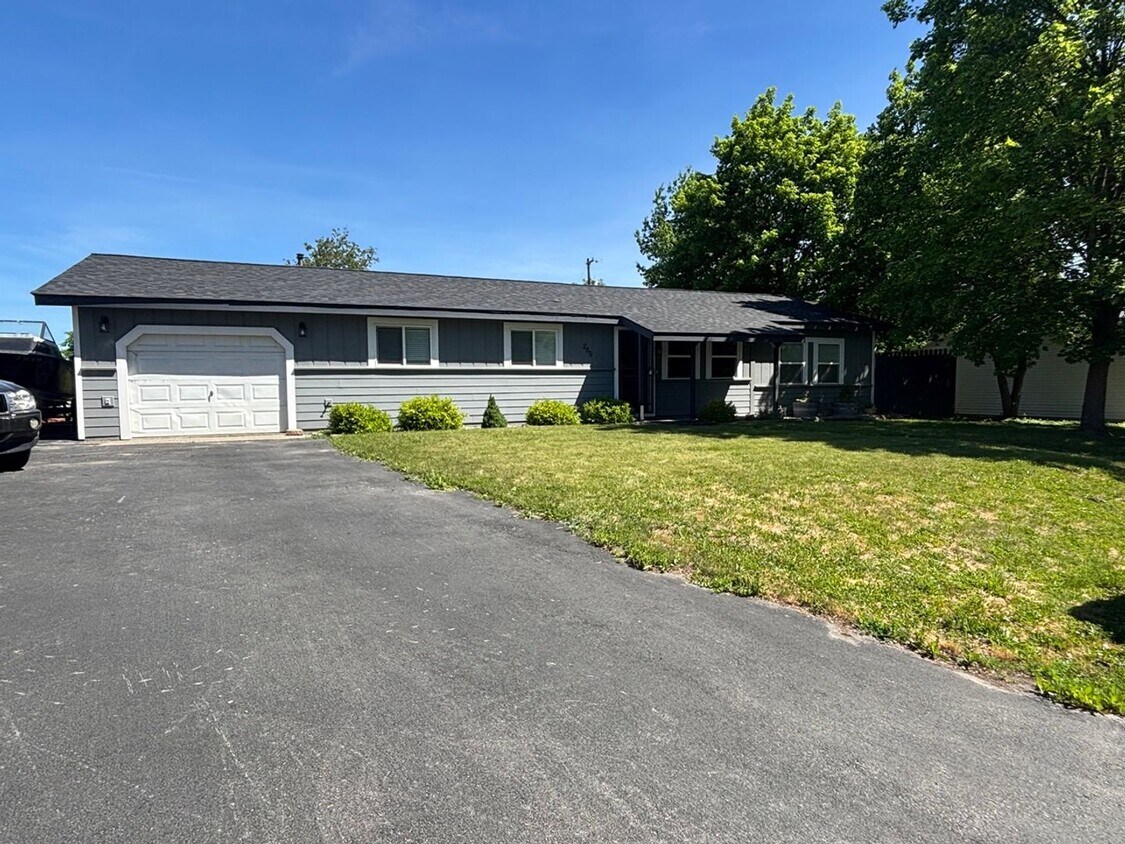 Foto principal - Charming 3-Bed Home in Hayden Lake — Spaci...