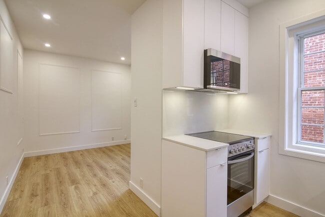 Building Photo - 2060 Rue du Fort