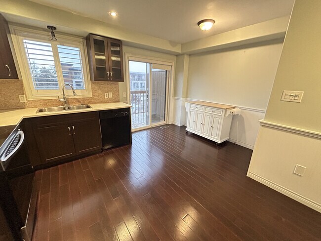 Building Photo - Spacious 2 Bedroom Townhome In Binbrook
