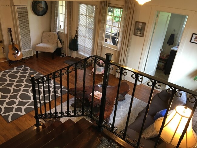 Building Photo - Two bedroom 1.5 bath walking distance to C...