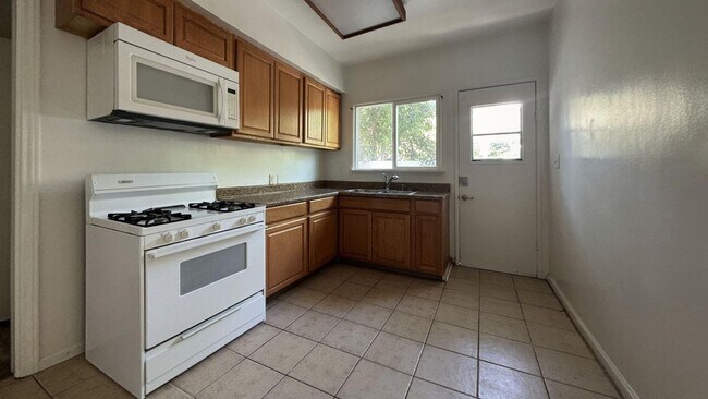 Foto del edificio - Price Reduced- Spacious 2 Bedroom, 1 Bathr...