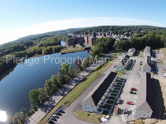 Foto del edificio - 502 River View Ln
