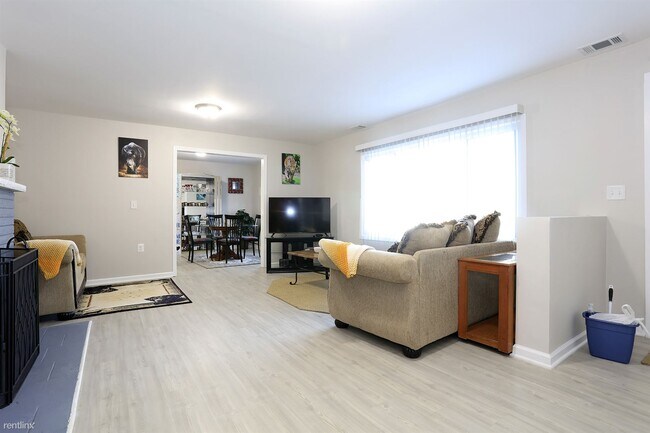 Building Photo - 3 br, 1.5 bath House - 413 North Hewitt Ro...