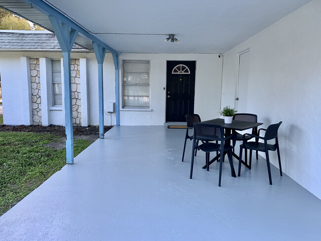 Building Photo - Bradenton Four Plex