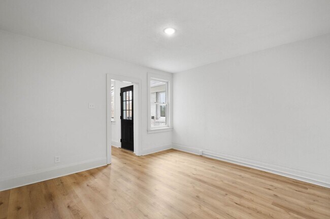 Foto del edificio - MOVE IN NOW! FULLY RENOVATED 2 BEDROOM IN ...