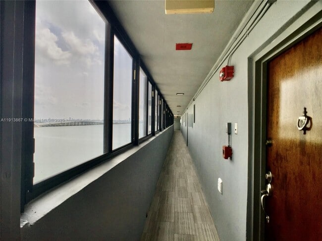 Foto del edificio - 555 NE 30th St