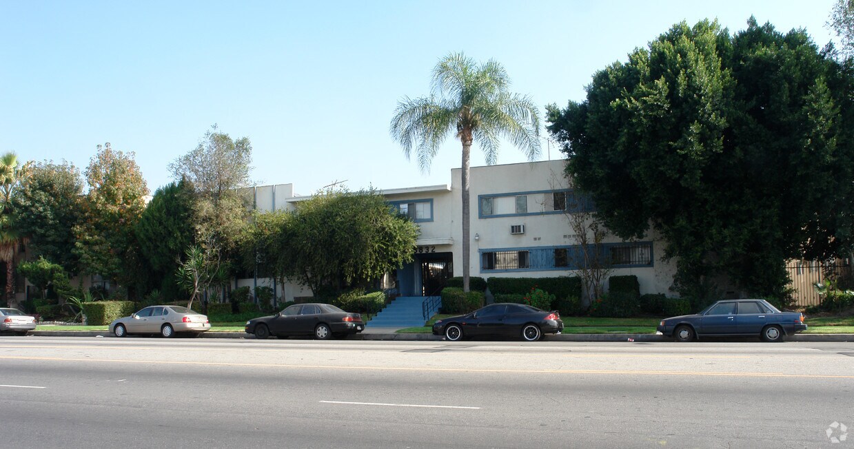 Foto principal - 8832 Van Nuys Blvd