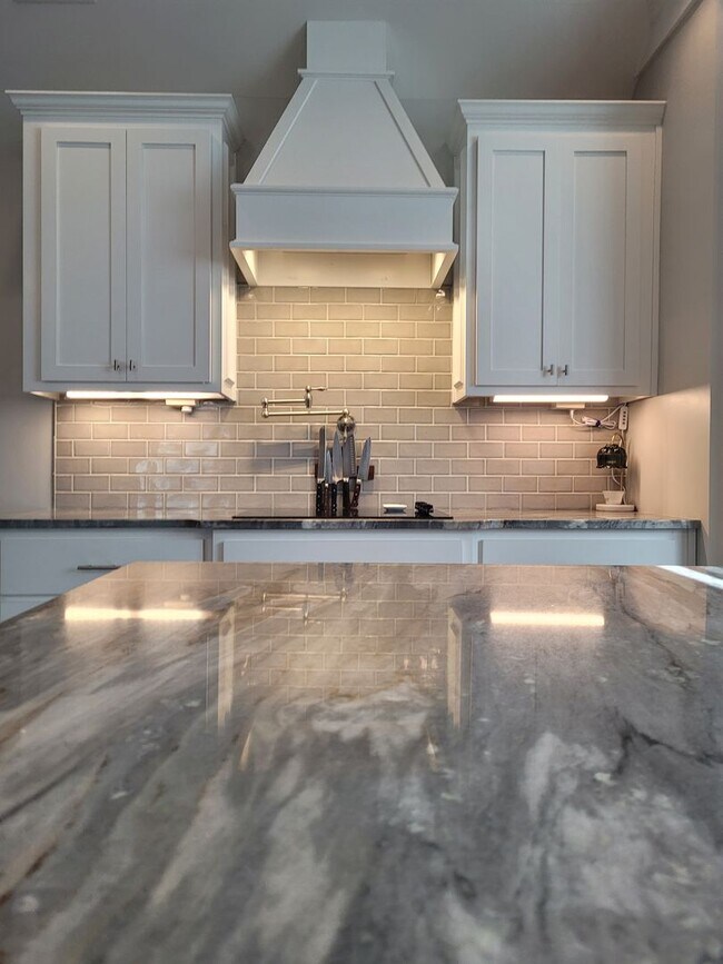 Foto del edificio - Spacious 4BR Home with Inground Pool, Open Split Floor Plan & Side-Entry Garage