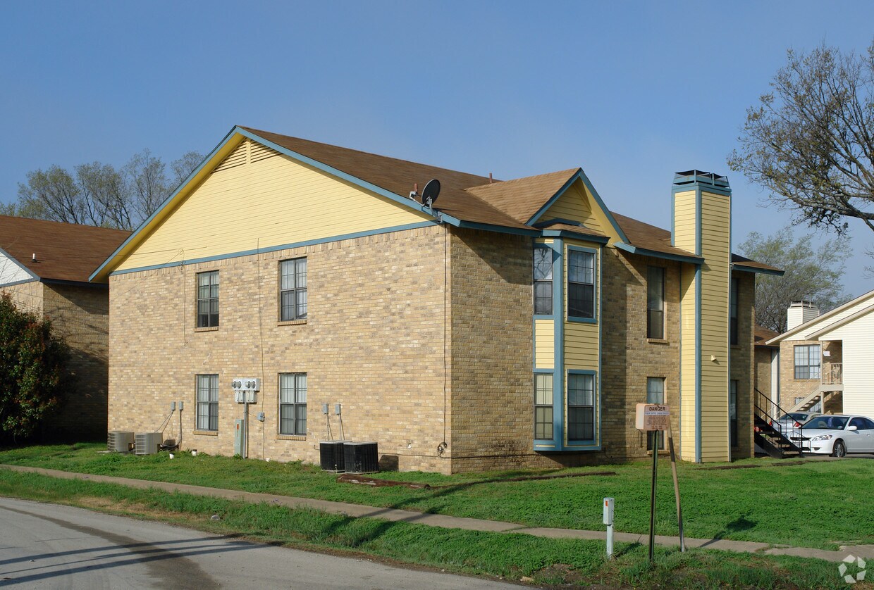 Primary Photo - 205 W Trinity St