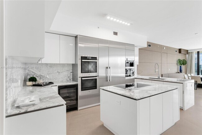 Building Photo - 5000 Island Estates Dr